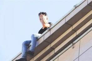 男子欲跳樓輕生，消防人員上演高空救援